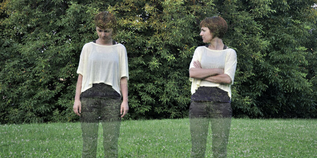 Eine Frau steht auf einem Rasen, sie ist zweimal zu sehen, der Körper ist transparent Eine Frau steht auf einem Rasen, sie ist zweimal zu sehen, der Körper ist transparent