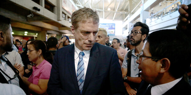 Der deutsche Botschafter Daniel Kriener bei der Ankunft von Interimspräsident Juan Guaidó am Montag in Caracas Der deutsche Botschafter Daniel Kriener bei der Ankunft von Interimspräsident Juan Guaidó am Montag in Caracas