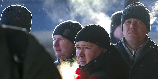 Angehörige von Opfern des Unglücks von Magnitogorsk bei einer Gedenkfeier am 4. Januar dieses Jahres Angehörige von Opfern des Unglücks von Magnitogorsk bei einer Gedenkfeier am 4. Januar dieses Jahres