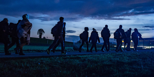 Nächtliche Aufnahme in Bayern, Wegscheid: Flüchtlinge gehen hinter der deutsch-österreichischen Grenze zu einer Notunterkunft. Nächtliche Aufnahme in Bayern, Wegscheid: Flüchtlinge gehen hinter der deutsch-österreichischen Grenze zu einer Notunterkunft.