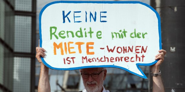 Ein Mann auf einer Demo mit einem Plakat in der Hand, auf dem steht: Keine Rendite mit der Miete Ein Mann auf einer Demo mit einem Plakat in der Hand, auf dem steht: Keine Rendite mit der Miete