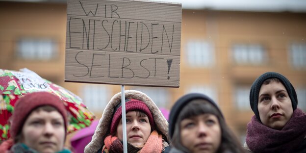Vier Frauen halten ein Schild mit der Aufschrift "Wir entscheiden selbst!" hoch Vier Frauen halten ein Schild mit der Aufschrift "Wir entscheiden selbst!" hoch