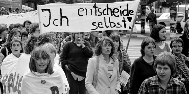 Frauen im Jahr 1979, die ein Banner mit der Aufschrift "Ich entscheide selbst" tragen Frauen im Jahr 1979, die ein Banner mit der Aufschrift "Ich entscheide selbst" tragen