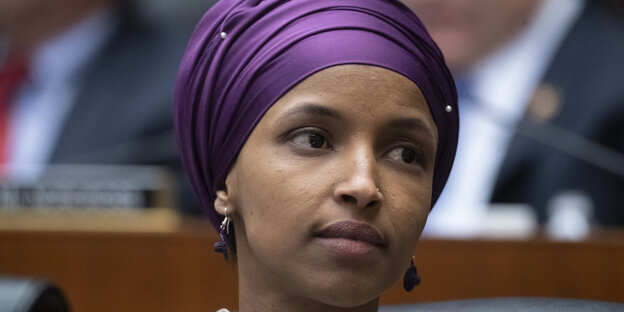 Die muslimische Abgeordnete Ilhan Omar mit lila Kopftuch