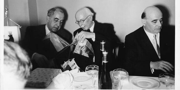 1951 gründen Robert Haussmann und Heinrich Albert im Beisein des Regierenden Bürgermeisters von Berlin, Ernst Reuter, den Rotary Club Berlin 1951 gründen Robert Haussmann und Heinrich Albert im Beisein des Regierenden Bürgermeisters von Berlin, Ernst Reuter, den Rotary Club Berlin