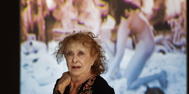 Carolee Schneemann in Frankfurt am Main in der Ausstellung «Carolee Schneemann. Kinetische Malerei». Carolee Schneemann in Frankfurt am Main in der Ausstellung «Carolee Schneemann. Kinetische Malerei».