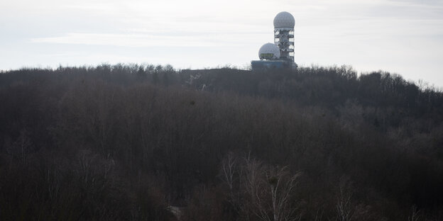 Die ehemalige Abhörstation auf dem Teufelsberg im Grunwald von weitem gesehen Die ehemalige Abhörstation auf dem Teufelsberg im Grunwald von weitem gesehen