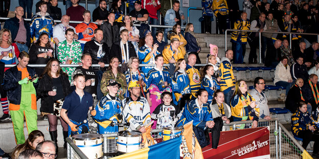 Eishockeyfans auf einer Tribüne Eishockeyfans auf einer Tribüne