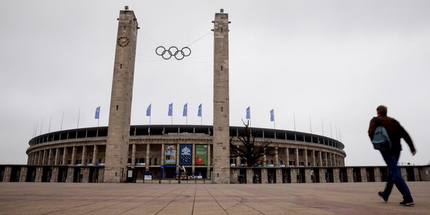 Olympischen Ringe hängen oben in der Luft am Osttor des Berliner Olympiastadions Olympischen Ringe hängen oben in der Luft am Osttor des Berliner Olympiastadions