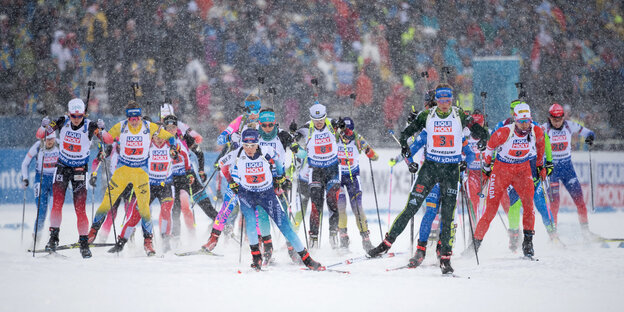 Zahlreiche Biathleten im Schnee Zahlreiche Biathleten im Schnee