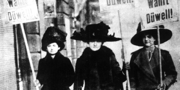 Historisches Foto: Frauen werben auf Plakaten für einen Kandidaten Historisches Foto: Frauen werben auf Plakaten für einen Kandidaten
