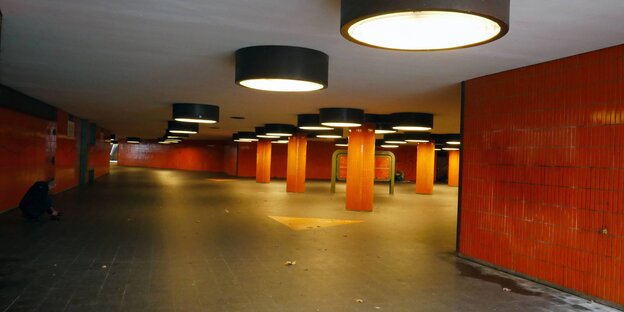 Eine Unterführung mit orangen Kacheln in Berlin-Charlottenburg am Zentralen Omnibusbahnhof Eine Unterführung mit orangen Kacheln in Berlin-Charlottenburg am Zentralen Omnibusbahnhof