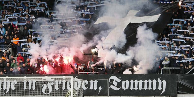 Fans des Chemnitzer FC zünden Bengalos im Stadion für Neonazi Tommy Haller. Dazu das Banner: „Ruhe in Frieden, Tommy“ Fans des Chemnitzer FC zünden Bengalos im Stadion für Neonazi Tommy Haller. Dazu das Banner: „Ruhe in Frieden, Tommy“