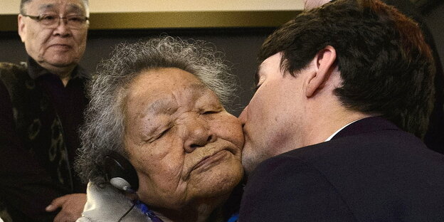 Kanadas Regierungschef Justin Trudeau küsst eine ältere Inuit, Angehörige der Ureinwohner in Kanadas Norden, auf die Wange Kanadas Regierungschef Justin Trudeau küsst eine ältere Inuit, Angehörige der Ureinwohner in Kanadas Norden, auf die Wange