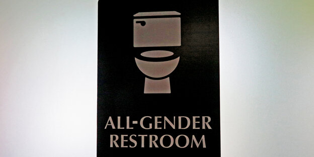 Schild mit einem Toilettensymbol und der Aufschrift „All-Gender-Restroom“ Schild mit einem Toilettensymbol und der Aufschrift „All-Gender-Restroom“