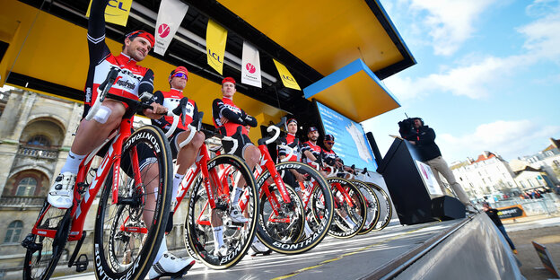 Ein Radsportteam vor dem Start Ein Radsportteam vor dem Start