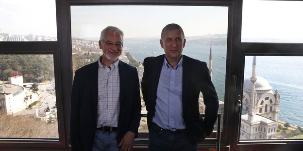 ZDF-Studioleiter Jörg Brase und „Tagesspiegel“-Korrespondent Thomas Seibert posieren in Istanbul für ein Foto, bevor sie die Türkei verlassen müssen ZDF-Studioleiter Jörg Brase und „Tagesspiegel“-Korrespondent Thomas Seibert posieren in Istanbul für ein Foto, bevor sie die Türkei verlassen müssen