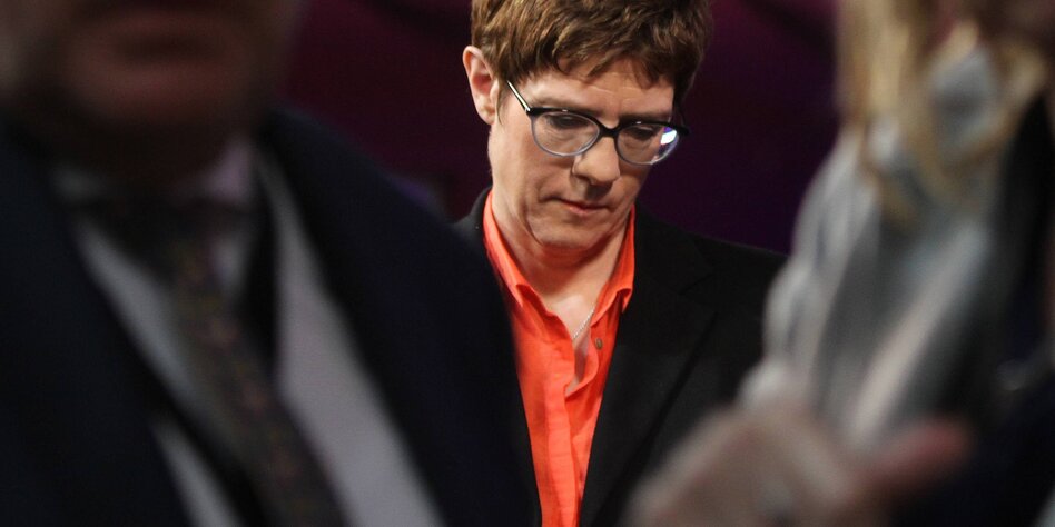Die CDU-Chefin und die EU: Kramp-Karrenbauer ohrfeigt Macron