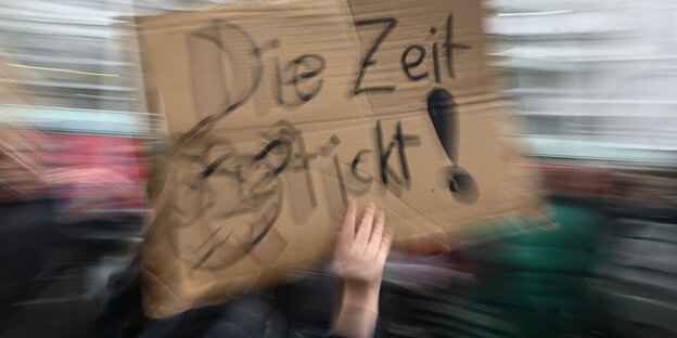 Protestplakat sagt: Die Zeit tickt Protestplakat sagt: Die Zeit tickt