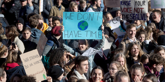 Viele Menschen auf einer Demo, sie halten Plakate für den Klimaschutz in die Höhe Viele Menschen auf einer Demo, sie halten Plakate für den Klimaschutz in die Höhe