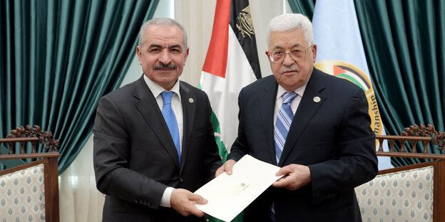 Mohammad Schtaje hält zusammen mit Palästinenserpräsident Mahmud Abbas die Ernennungsurkunde zum neuen Ministerpräsidenten Mohammad Schtaje hält zusammen mit Palästinenserpräsident Mahmud Abbas die Ernennungsurkunde zum neuen Ministerpräsidenten