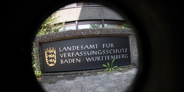 Das Eingangsschild des baden-württembergischen Landesamt für Verfassungsschutz, aufgenommen durch eine Sonnenblende mit FishEye-Objektiv. Das Eingangsschild des baden-württembergischen Landesamt für Verfassungsschutz, aufgenommen durch eine Sonnenblende mit FishEye-Objektiv.
