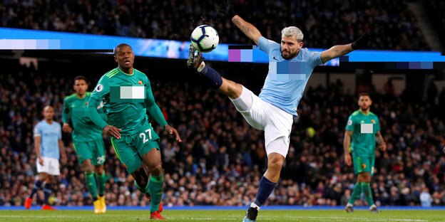 Sergio Aguero springt und tritt einen Ball Sergio Aguero springt und tritt einen Ball