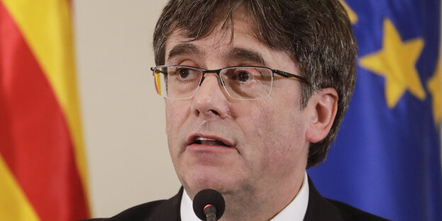 Carles Puigdemont vor einer Europa-Fahne Carles Puigdemont vor einer Europa-Fahne