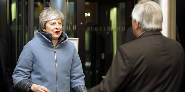 Theresa May und Jean-Claude Juncker laufen aufeinander zu Theresa May und Jean-Claude Juncker laufen aufeinander zu
