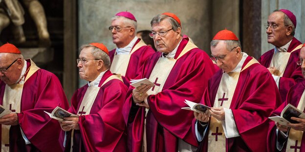 George Pell steht zwischen anderen Kardinälen und Bischöfen George Pell steht zwischen anderen Kardinälen und Bischöfen