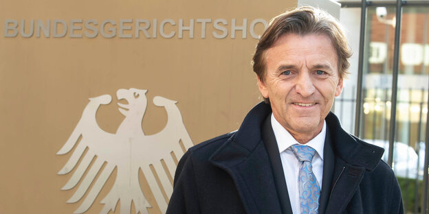 Ein Mann steht vor dem Bundesgerichtshof Ein Mann steht vor dem Bundesgerichtshof