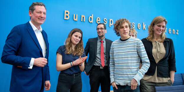 Luisa Neubauer und Jakob Blasel von Fridays for Future stehen neben Eckart von Hirschhausen, Volker Quaschning und Maja Göpel Luisa Neubauer und Jakob Blasel von Fridays for Future stehen neben Eckart von Hirschhausen, Volker Quaschning und Maja Göpel