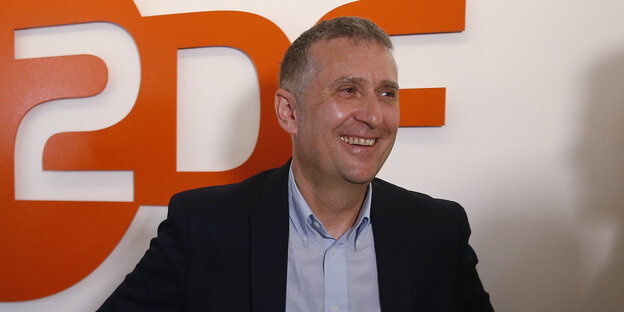 ZDF-Korrespondent Jörg Brase vor dem ZDF-Logo ZDF-Korrespondent Jörg Brase vor dem ZDF-Logo