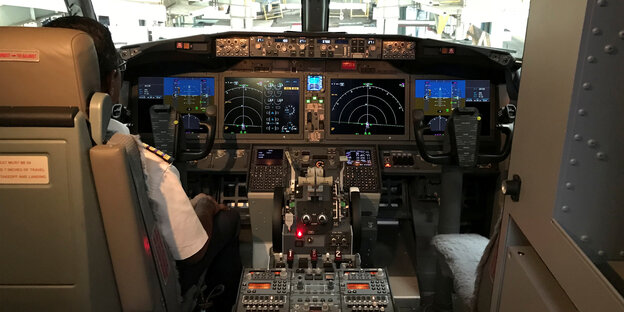 Innenansicht eines Cockpits mit Armaturen Innenansicht eines Cockpits mit Armaturen