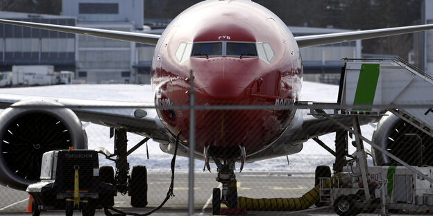 Ein Flugzeug steht