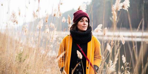 Sarah Kuttner steht am Grabowsee bei Oranienburg im Schilf Sarah Kuttner steht am Grabowsee bei Oranienburg im Schilf