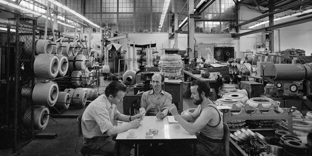 Eine Gruppe von drei Männern spielt Karten in einem DDR-Betrieb Eine Gruppe von drei Männern spielt Karten in einem DDR-Betrieb