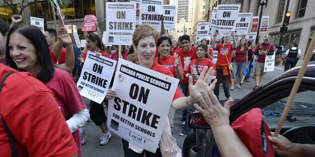 In roten Gewerkschafts-T-Shirts demonstrieren Lehrerinnen in Chicago In roten Gewerkschafts-T-Shirts demonstrieren Lehrerinnen in Chicago