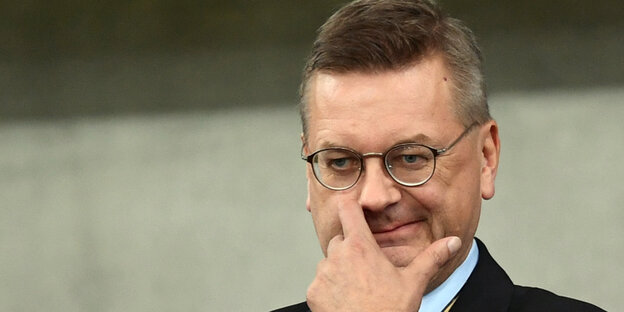 Reinhard Grindel fasst sich ins Gesicht Reinhard Grindel fasst sich ins Gesicht