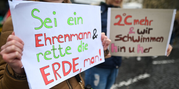 Ein Schild auf einer Schülerdemo mit der Aufschrift: "Sei ein Ehrenmann, rette die Erde, man!" Ein Schild auf einer Schülerdemo mit der Aufschrift: "Sei ein Ehrenmann, rette die Erde, man!"