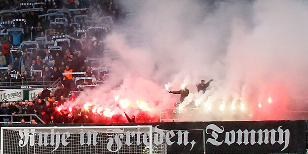 Hooligans, Pyrotechnik und ein Transparent Hooligans, Pyrotechnik und ein Transparent