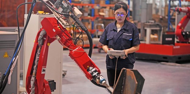 Arbeiterin und ein Roboter Arbeiterin und ein Roboter