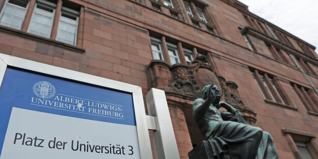 Statue vor Hochschule Statue vor Hochschule