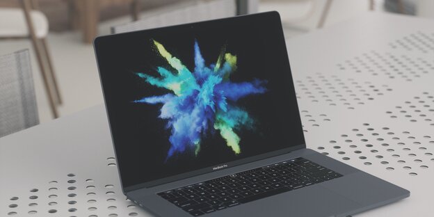 Auf dem Bildschirm eines Laptops sieht man eine bunte Wolke explodieren Auf dem Bildschirm eines Laptops sieht man eine bunte Wolke explodieren