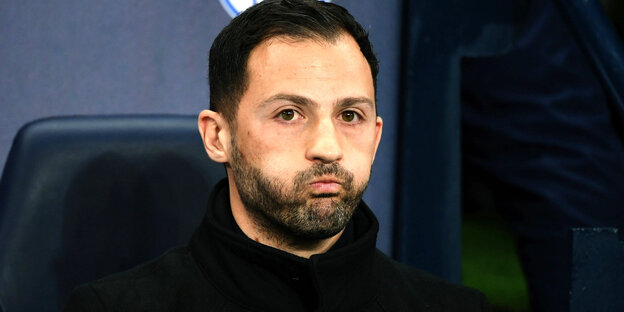 Schalke Trainer Domenico Tedesco plustert seine Wangen auf Schalke Trainer Domenico Tedesco plustert seine Wangen auf