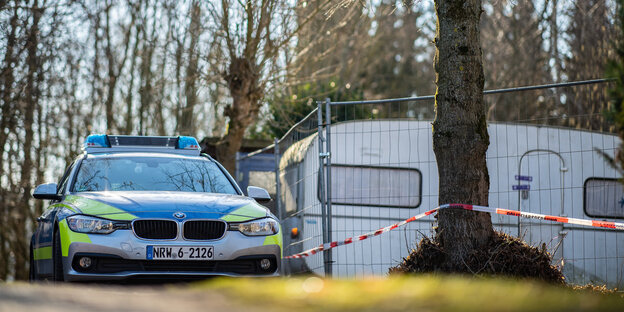Ein Polizeiwagen parkt neben einem Campingtrailer, der als mutmaßlicher Tatort abgesperrt ist Ein Polizeiwagen parkt neben einem Campingtrailer, der als mutmaßlicher Tatort abgesperrt ist