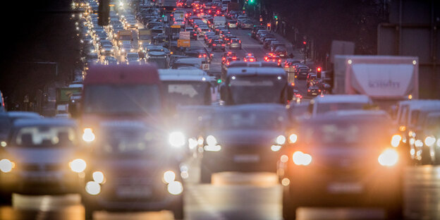 Viele Autos auf der Straße