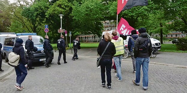 Ausschnitt aus dem taz-Video: Polizist packt einen Demonstranten Ausschnitt aus dem taz-Video: Polizist packt einen Demonstranten