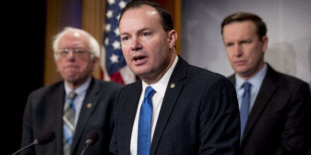 Senator Mike Lee spricht, hinter ihm stehen die US-Senatoren Bernie Sanders und Chris Murphy Senator Mike Lee spricht, hinter ihm stehen die US-Senatoren Bernie Sanders und Chris Murphy
