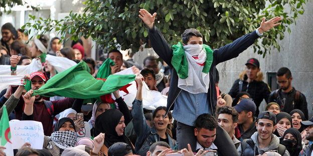 Demonstranten mit algerischer Flagge. Demonstranten mit algerischer Flagge.